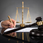 Adwokat to prawnik, jakiego zadaniem jest sprawianie wskazówek z kodeksów prawnych.